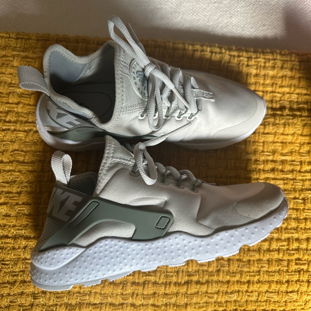 Nike Air Huriache Athletic Shoes